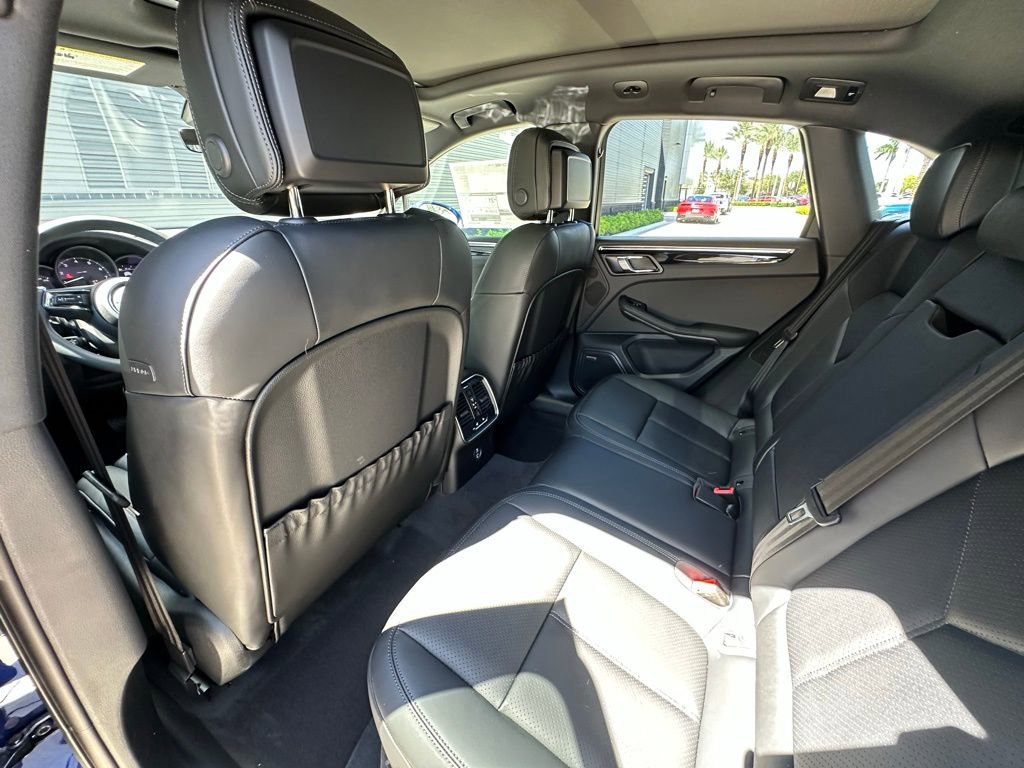 Certified 2025 Porsche Macan AWD/4WD image 31