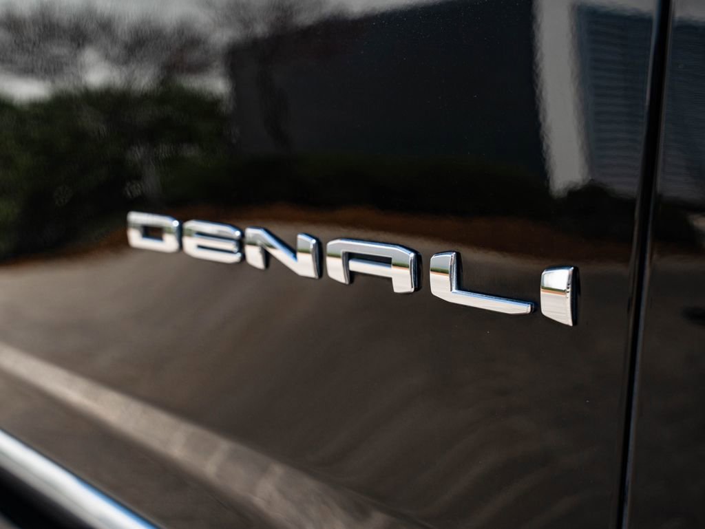 Used 2021 GMC Yukon Denali w/ Denali Premium Package image 18