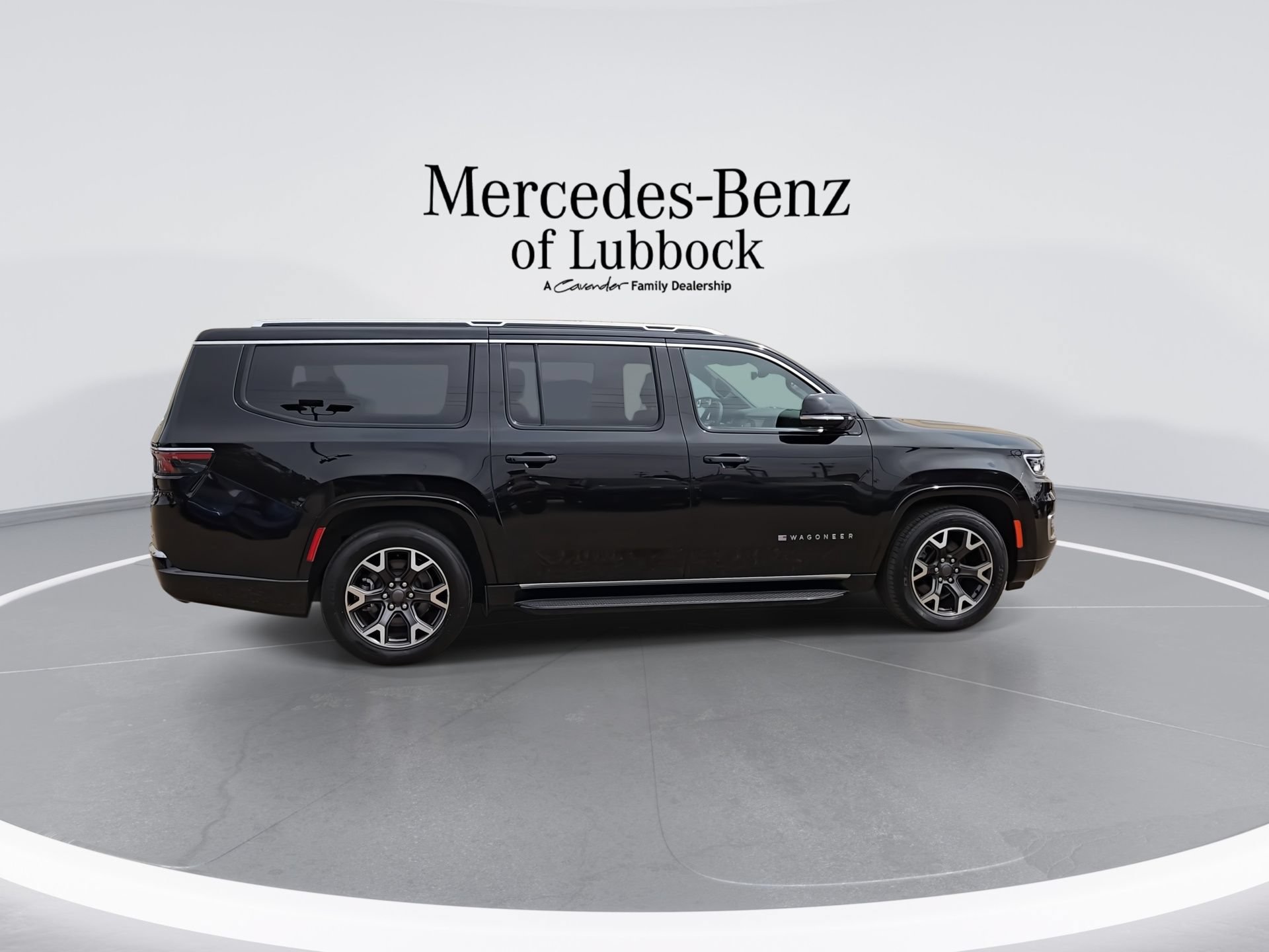 Used 2024 Jeep Wagoneer L Series III w/ Flexible Seating Group AWD/4WD image 9