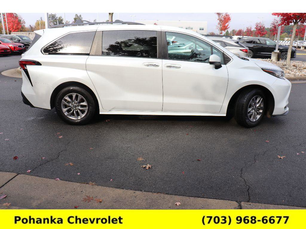 Used 2022 Toyota Sienna XLE image 8