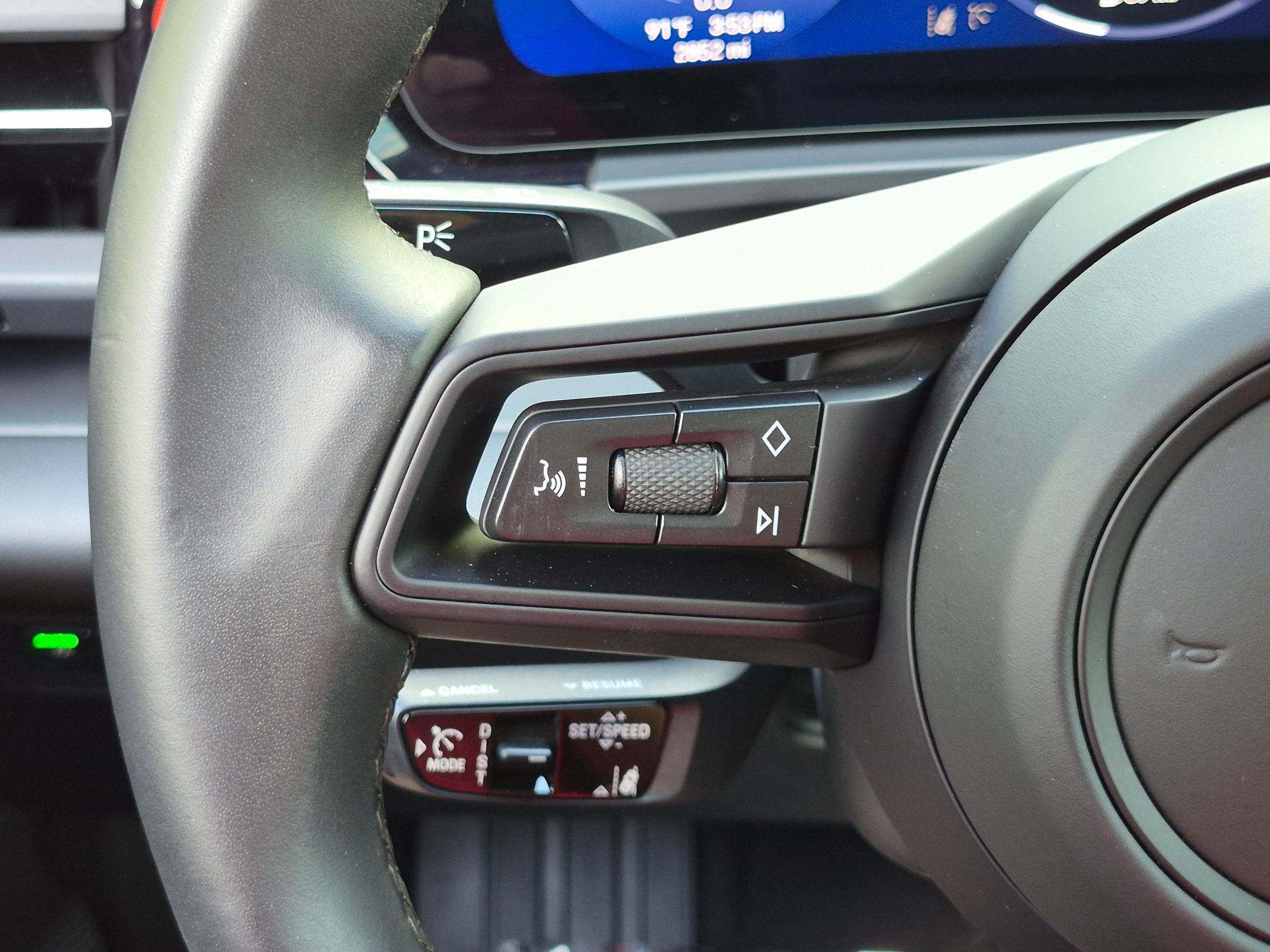 Certified 2025 Porsche Macan 4 Electric AWD/4WD image 9