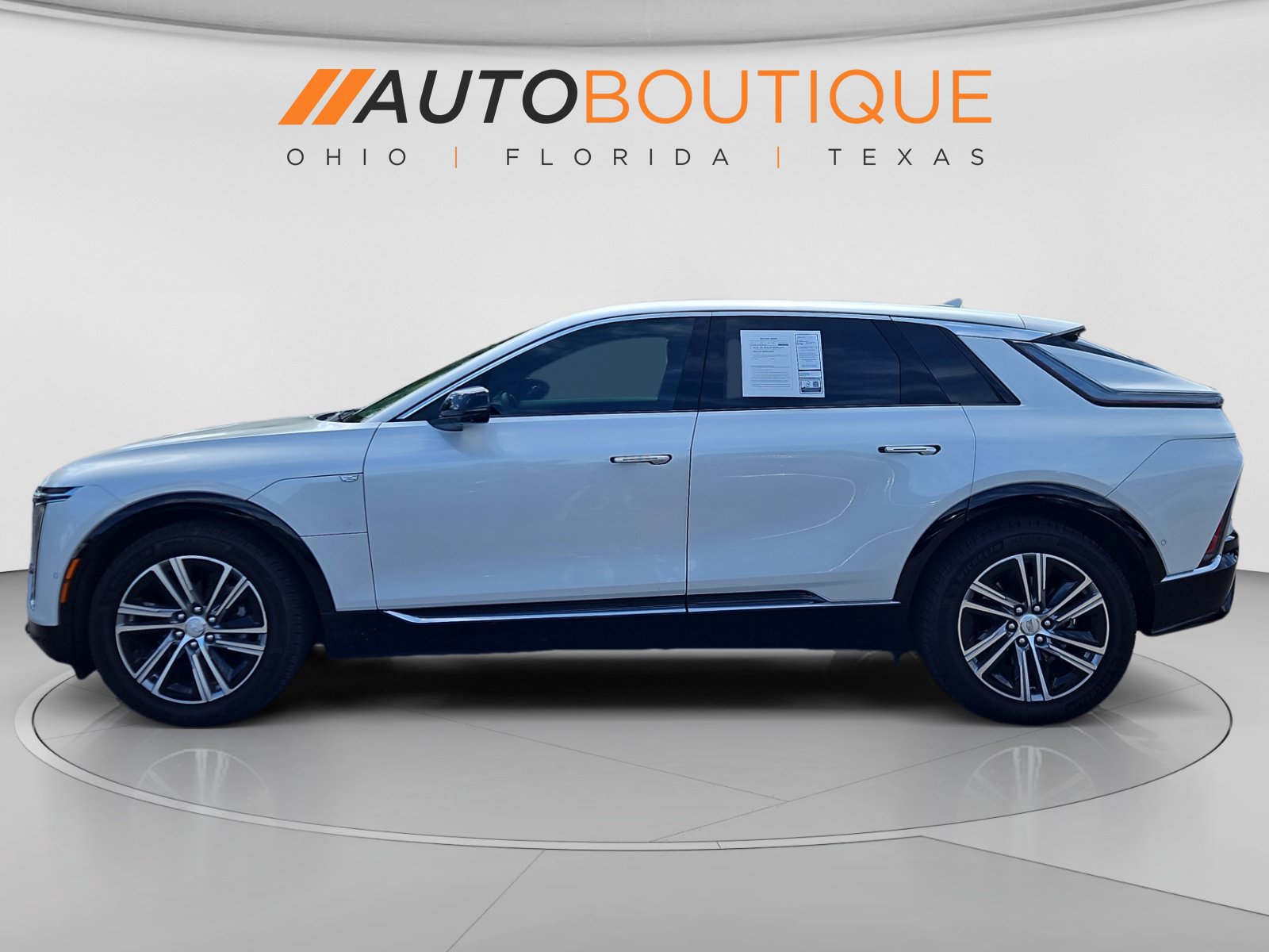 Used 2024 Cadillac Lyriq Luxury RWD image 2