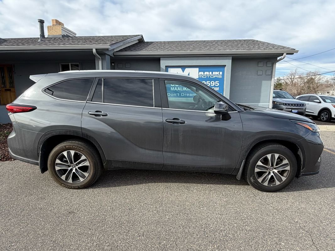 Used 2023 Toyota Highlander XLE image 9