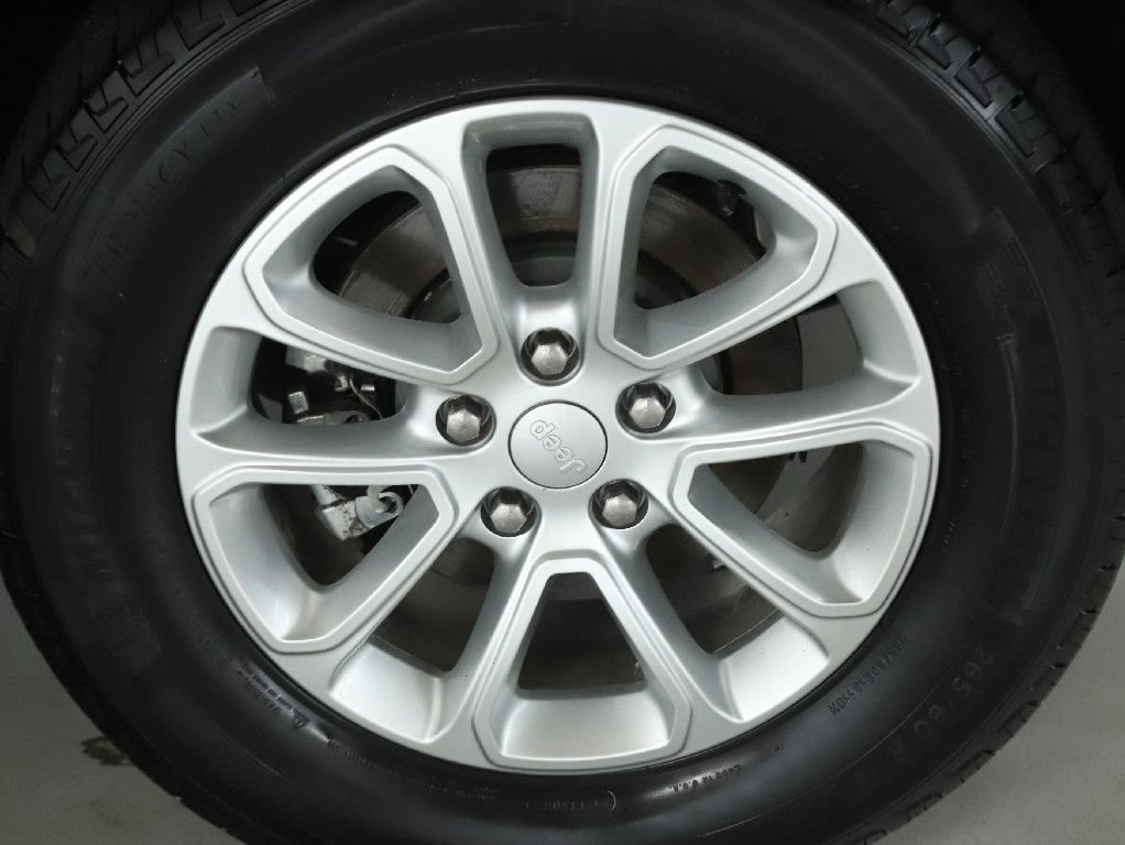 Used 2021 Jeep Grand Cherokee Laredo AWD/4WD image 39
