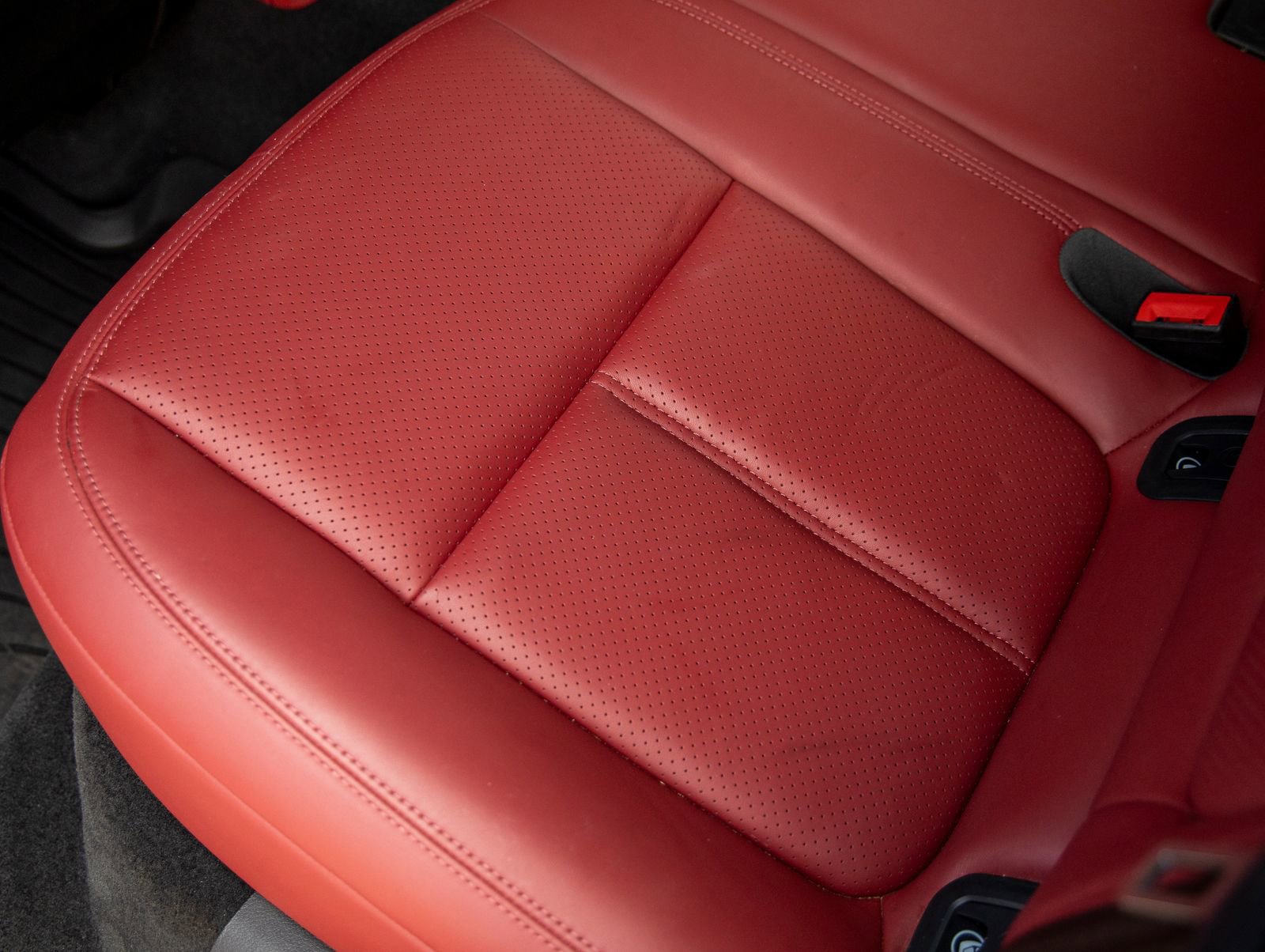 Certified 2023 Porsche Macan image 36