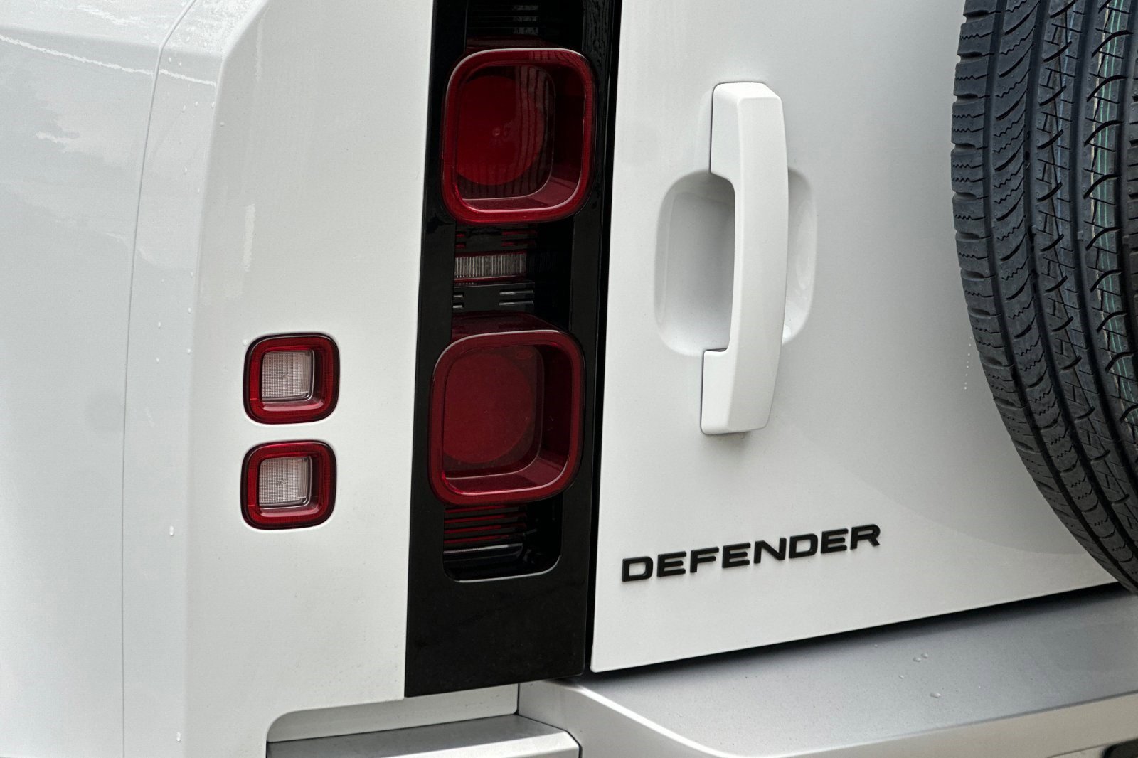 Used 2025 Land Rover Defender 110 S image 14