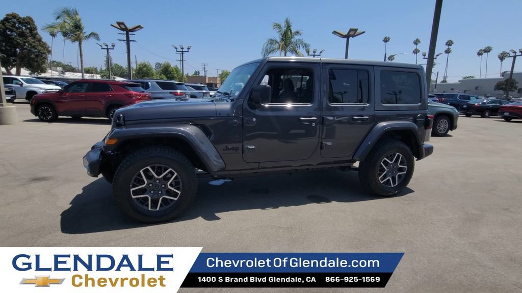 Used 2025 Jeep Wrangler Unlimited Sahara AWD/4WD image 5