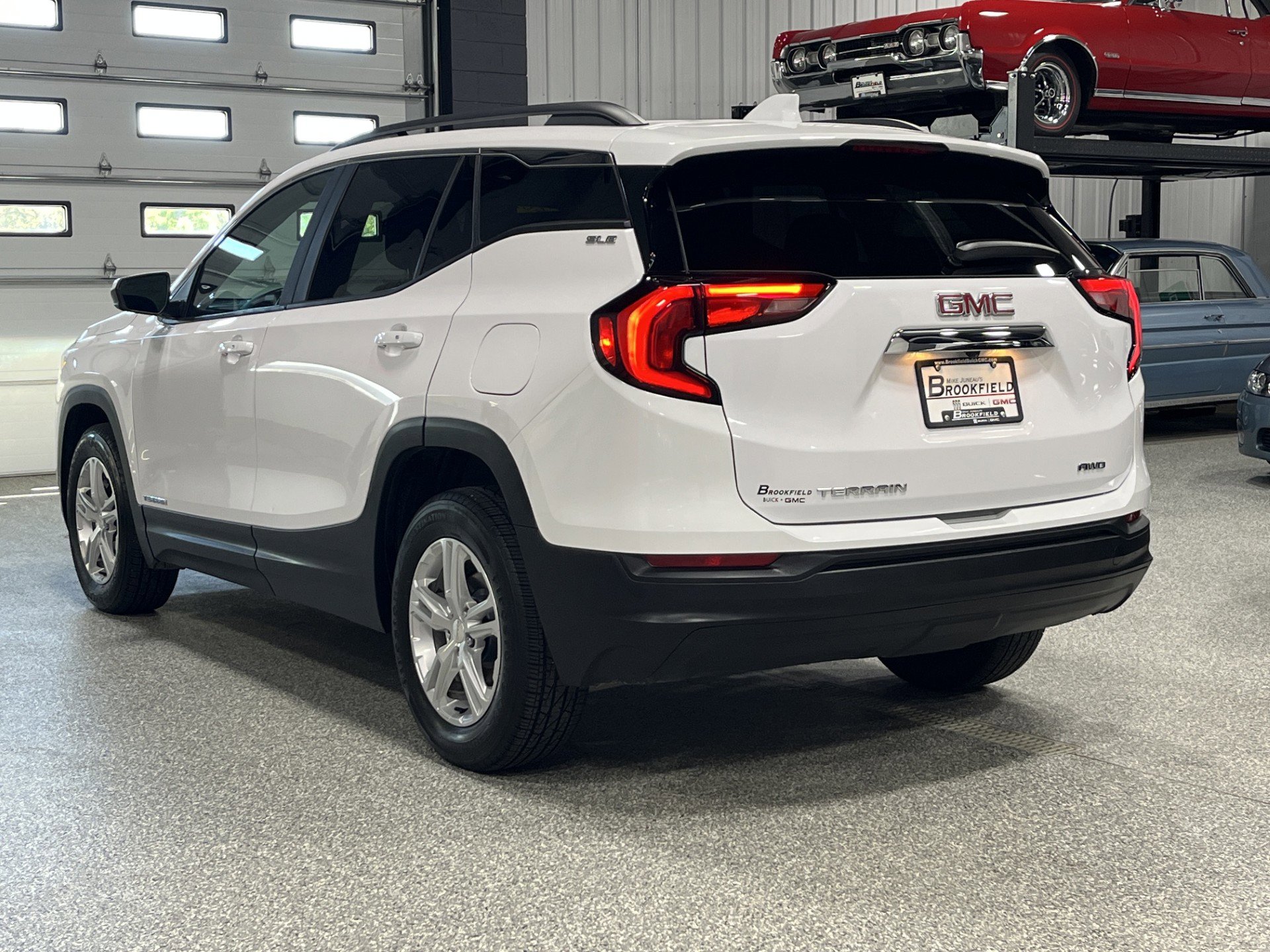 Used 2021 GMC Terrain SLE w/ Driver Convenience Package AWD/4WD image 3