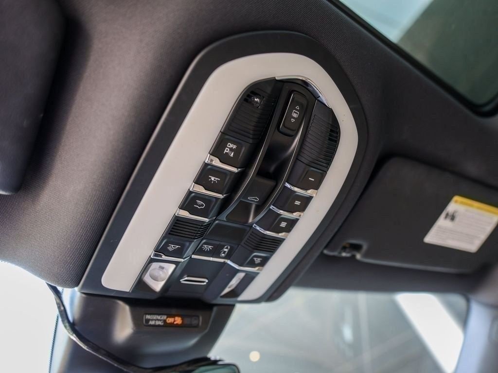 Certified 2023 Porsche Macan AWD/4WD image 29