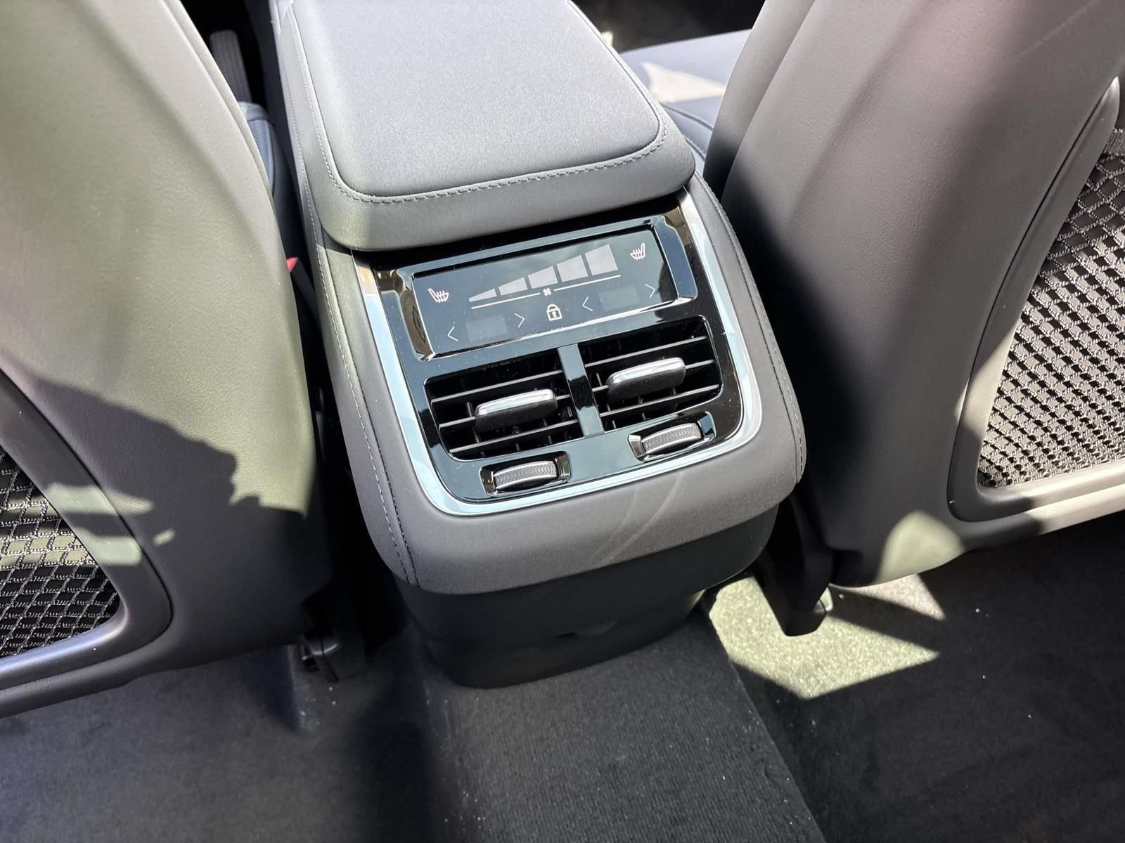 New 2026 Volvo XC90 B6 Plus w/ Protection Package Premier AWD/4WD image 32