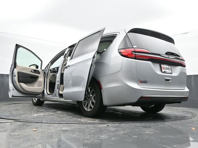 Used 2024 Chrysler Pacifica Touring-L image 72