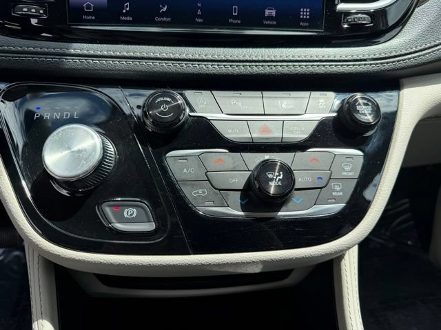 Used 2024 Chrysler Pacifica Limited FWD image 24