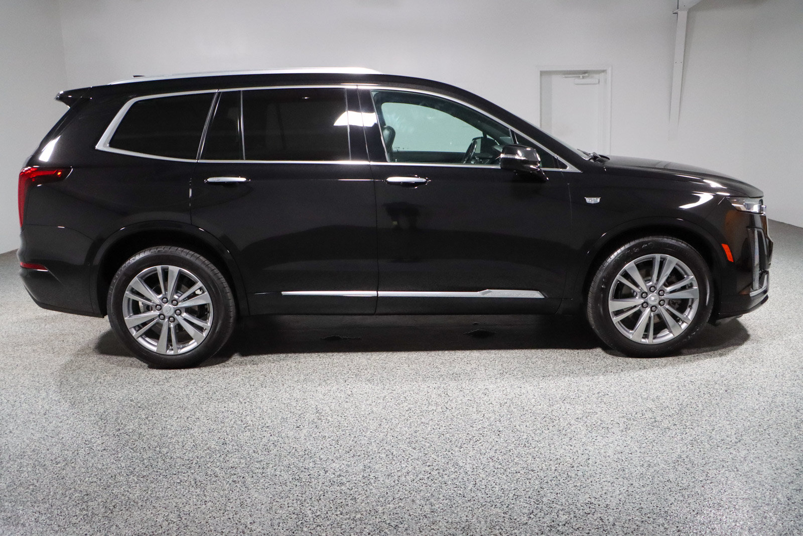 Used 2023 Cadillac XT6 Premium Luxury w/ Technology Package FWD image 6