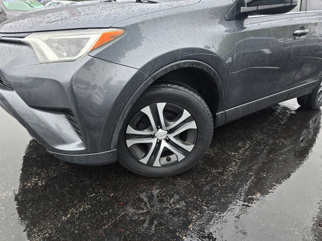 Used 2016 Toyota RAV4 LE AWD/4WD image 2