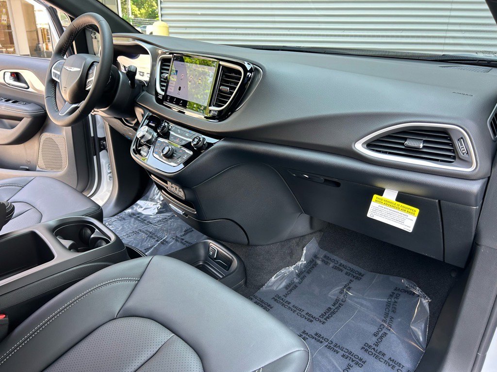 New 2025 Chrysler Voyager LX image 41