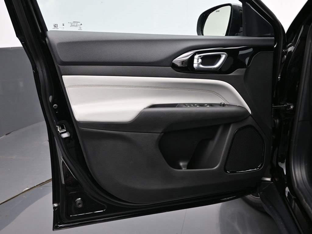 Used 2025 Jeep Compass Limited image 9