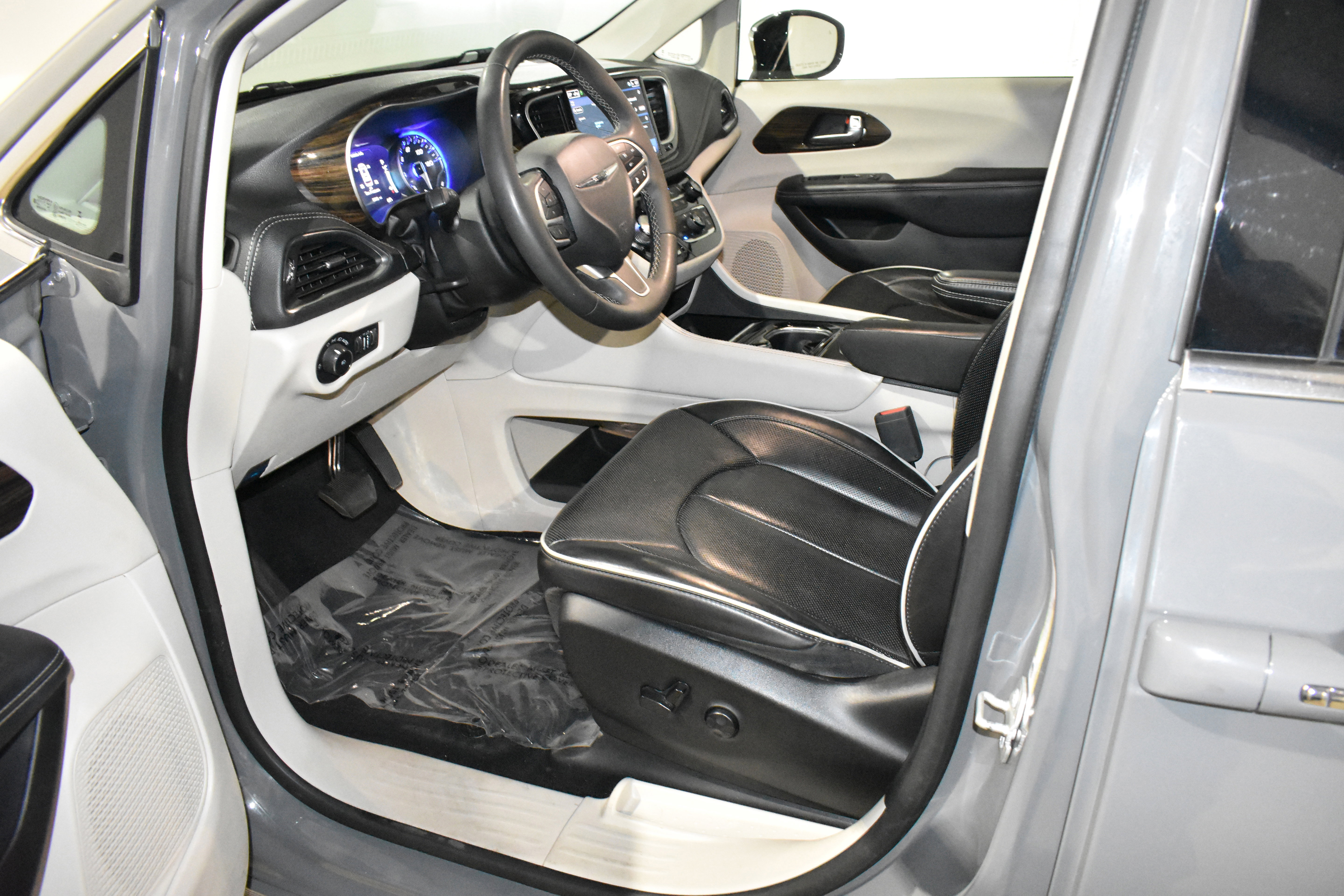 Used 2023 Chrysler Pacifica Limited FWD image 23