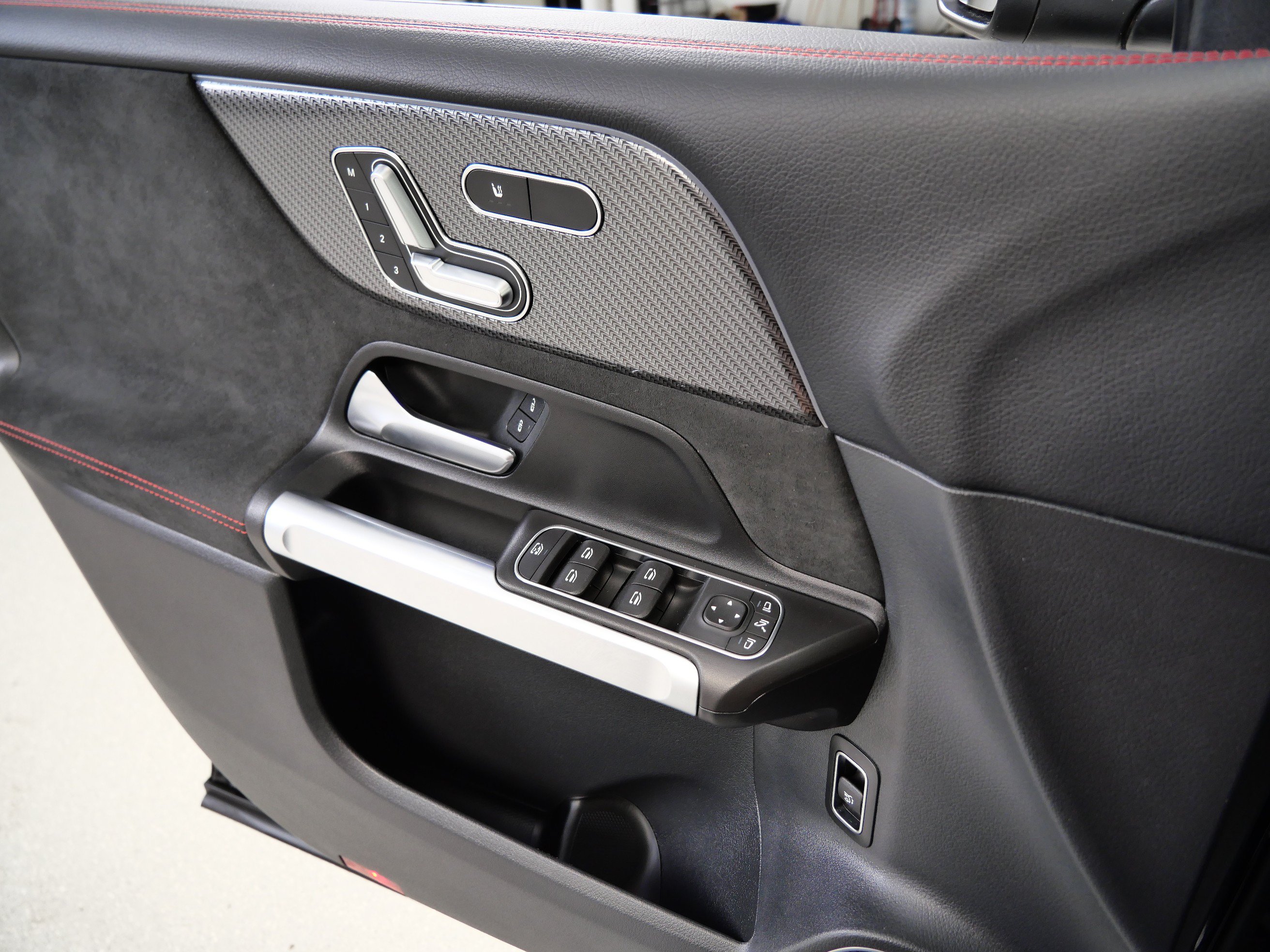 Used 2024 Mercedes-Benz GLB 35 AMG 4MATIC image 33