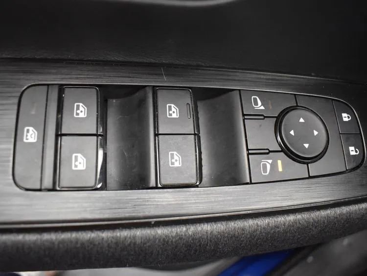 Used 2025 Nissan Kicks SV AWD/4WD image 21