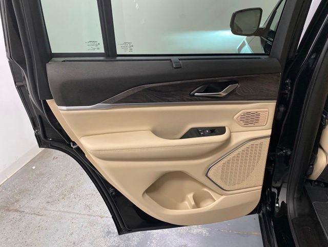 Used 2025 Jeep Grand Cherokee Limited w/ Luxury Tech Group II AWD/4WD image 23