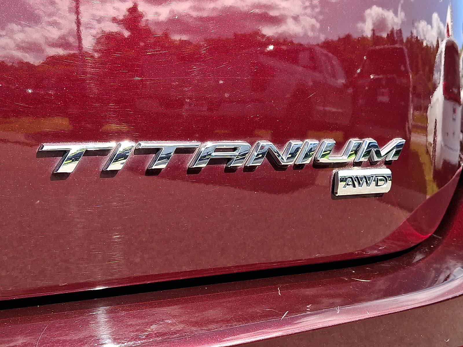 Used 2018 Ford Edge Titanium w/ Equipment Group 301A AWD/4WD image 32