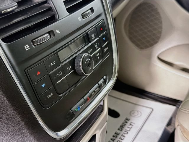 Used 2013 Chrysler Town & Country Touring FWD image 15