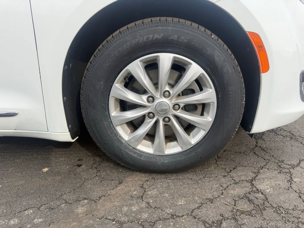 Used 2018 Chrysler Pacifica Touring-L image 58