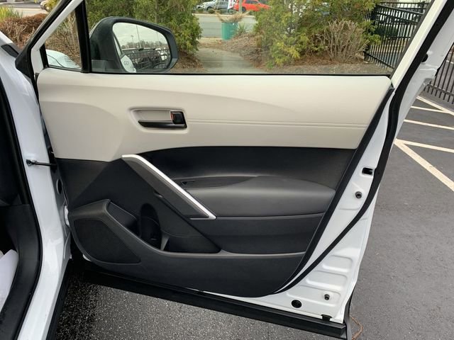 Used 2025 Toyota Corolla Cross L image 13