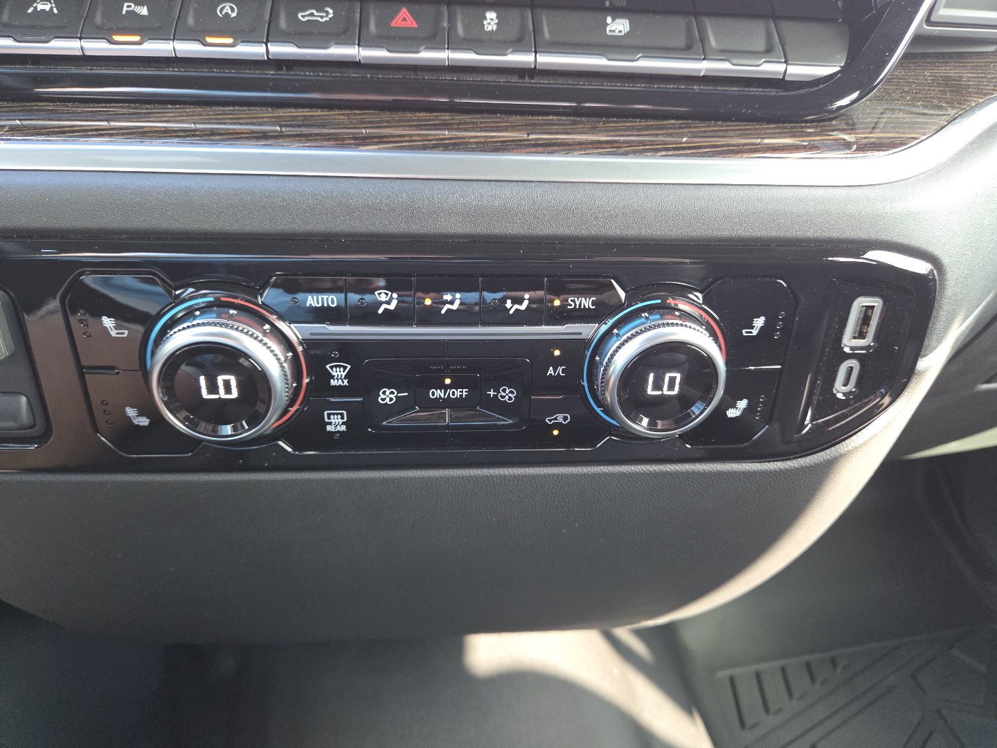 Used 2025 GMC Sierra 1500 SLE w/ Preferred Package AWD/4WD image 33