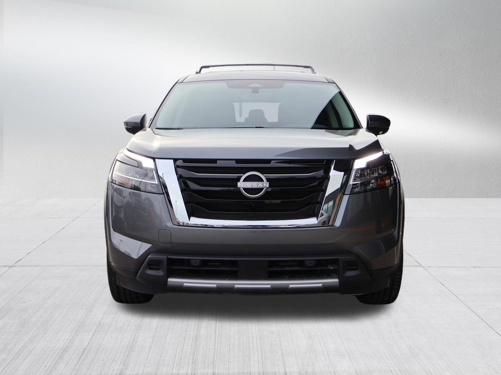 Used 2024 Nissan Pathfinder SL image 2