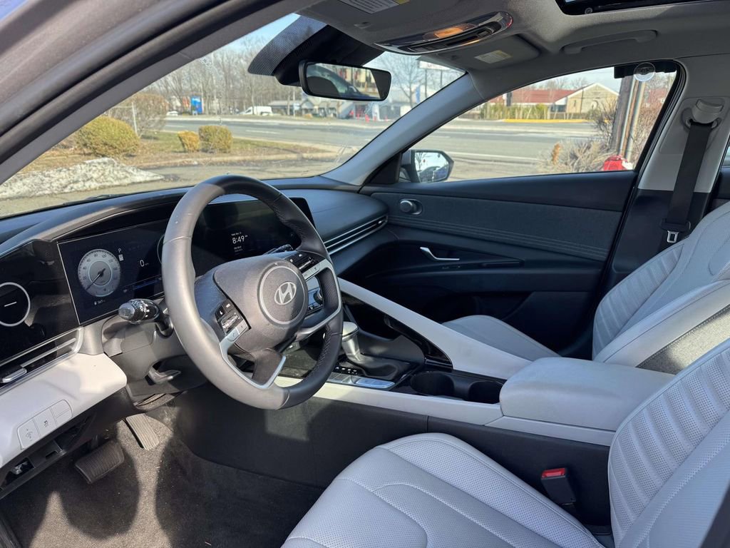 Used 2025 Hyundai Elantra Limited FWD image 11