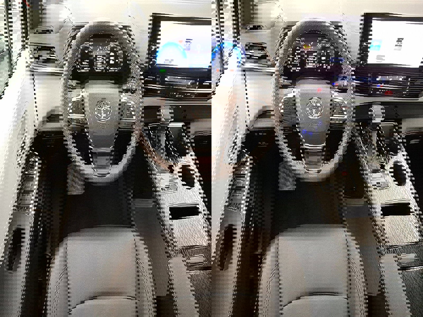 Used 2025 Toyota Sienna XSE w/ XSE Plus Package image 21