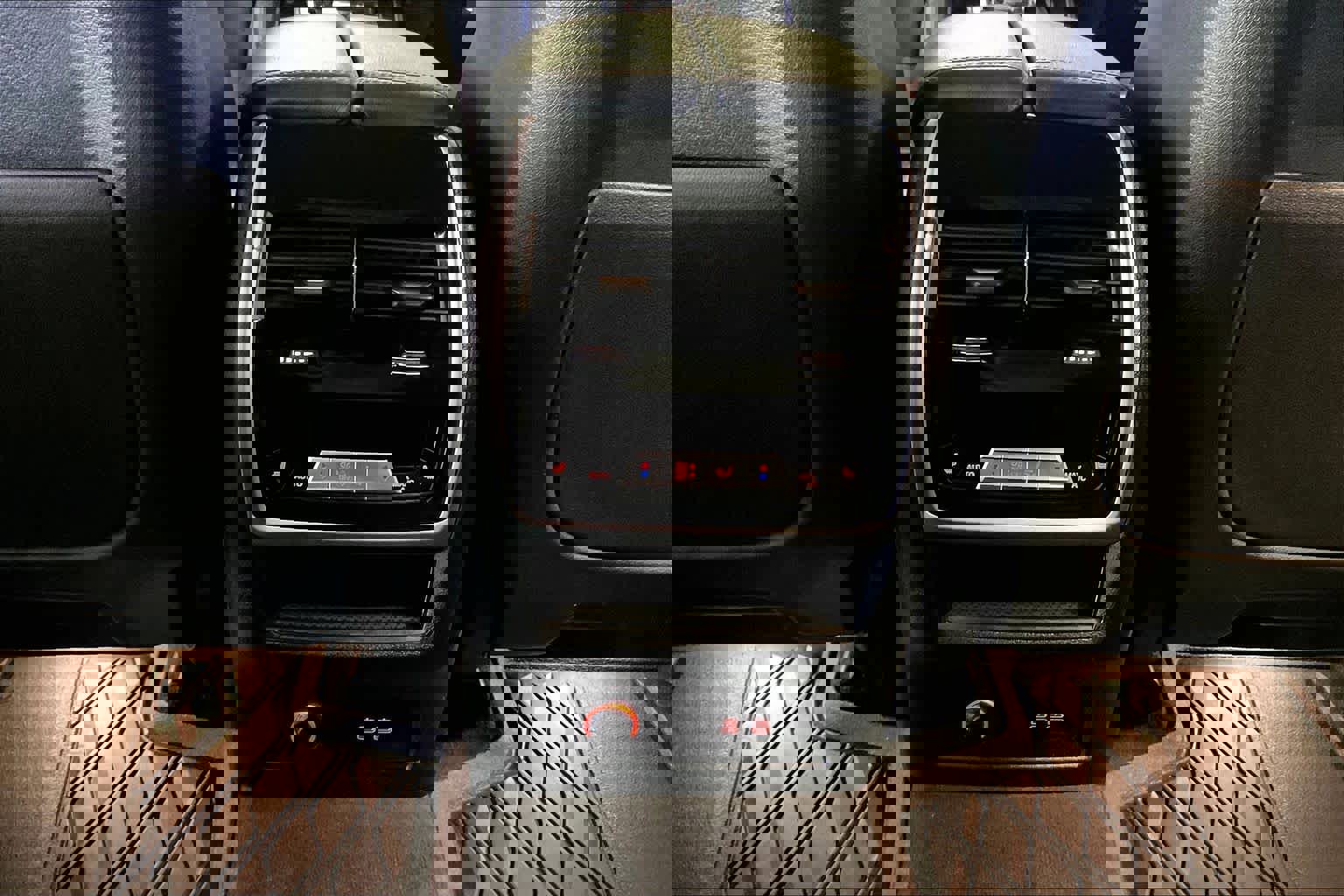 Used 2021 BMW X7 M50i w/ Executive Package image 33