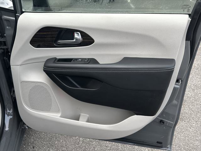Certified 2024 Chrysler Pacifica Limited FWD image 16