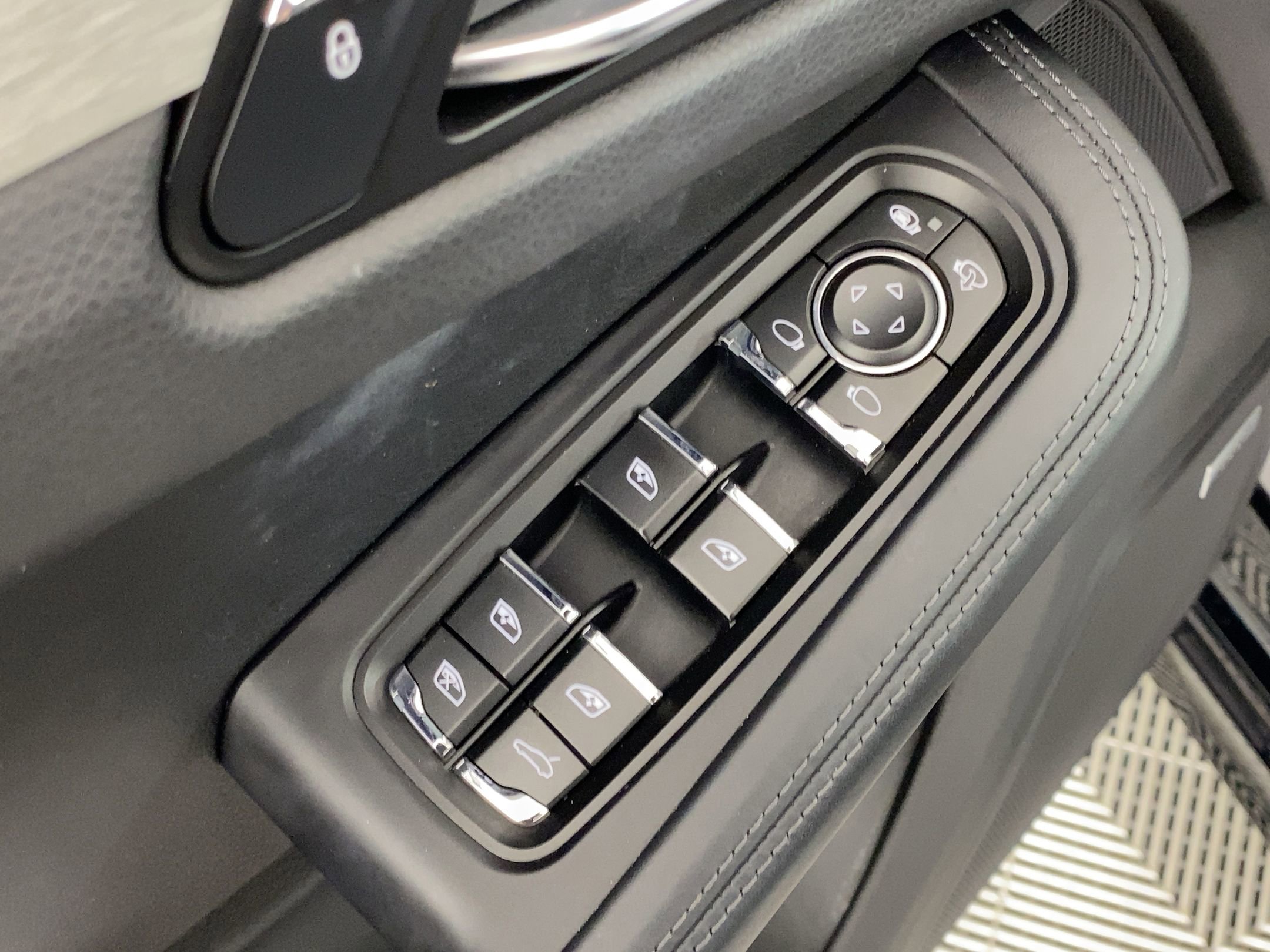 Used 2018 Porsche Macan Turbo w/ Premium Package Plus image 11