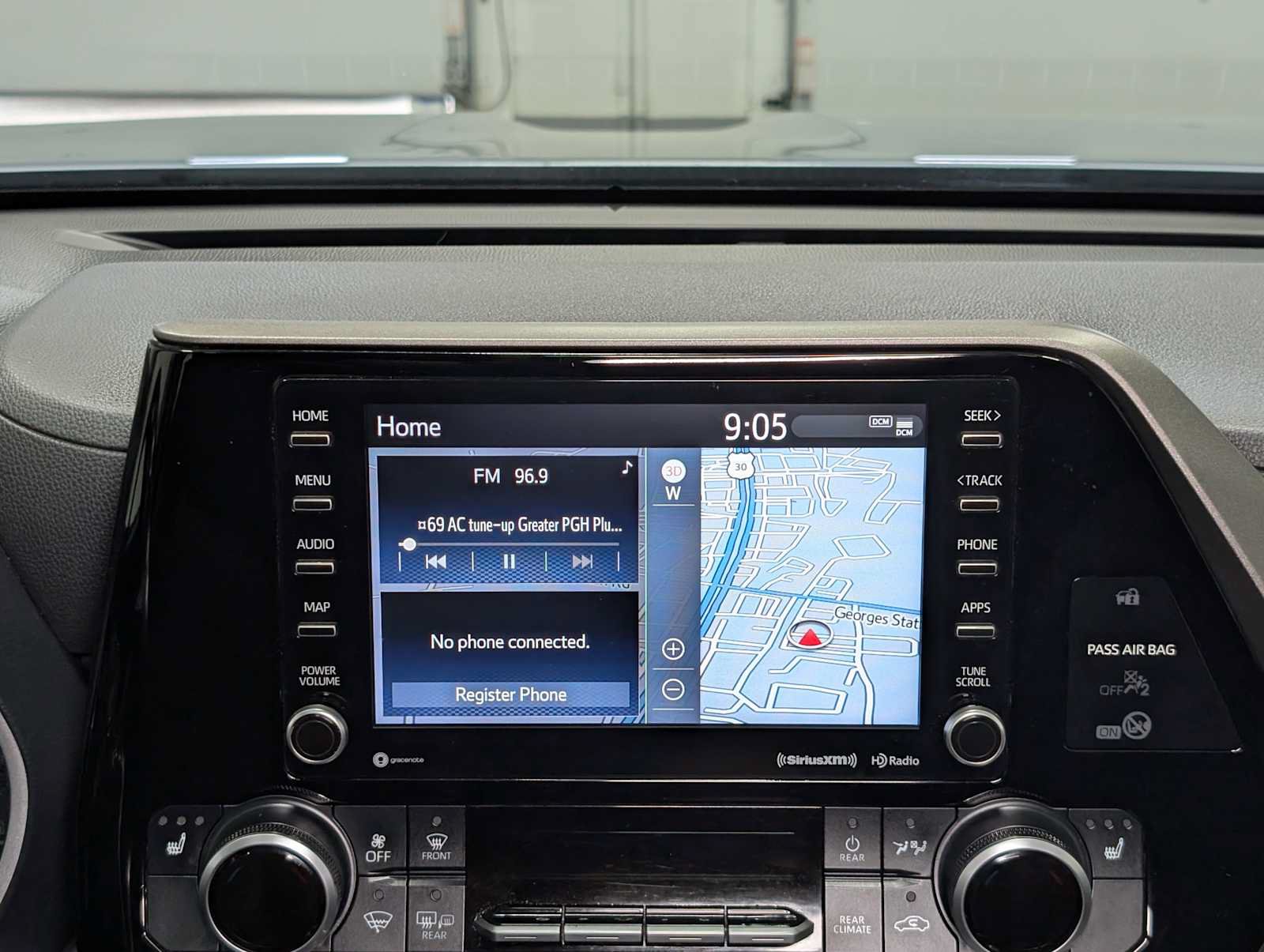 Used 2021 Toyota Highlander XLE AWD/4WD image 19
