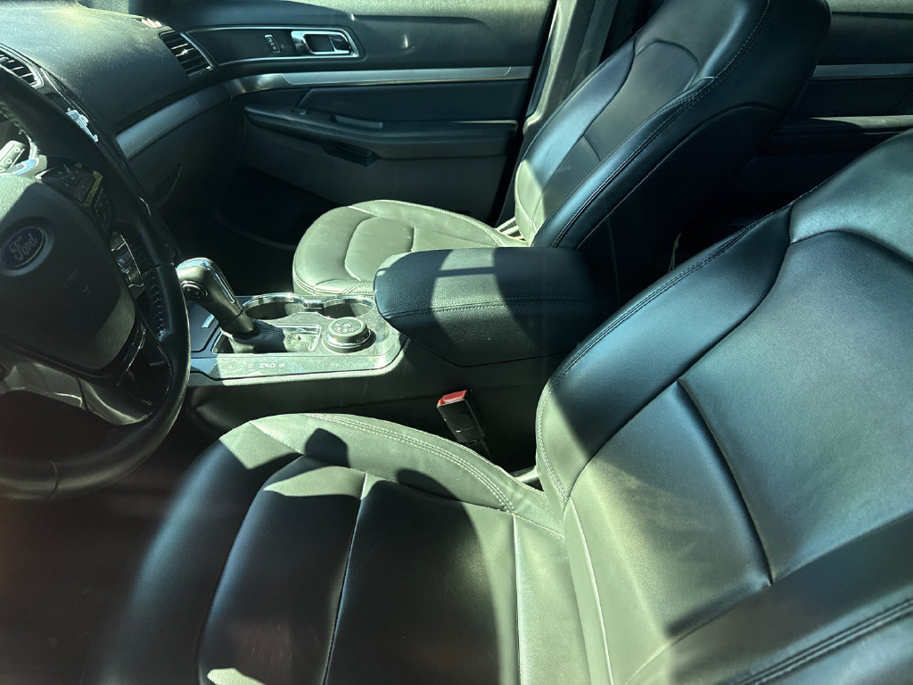 Used 2019 Ford Explorer XLT w/ Equipment Group 202A AWD/4WD image 11