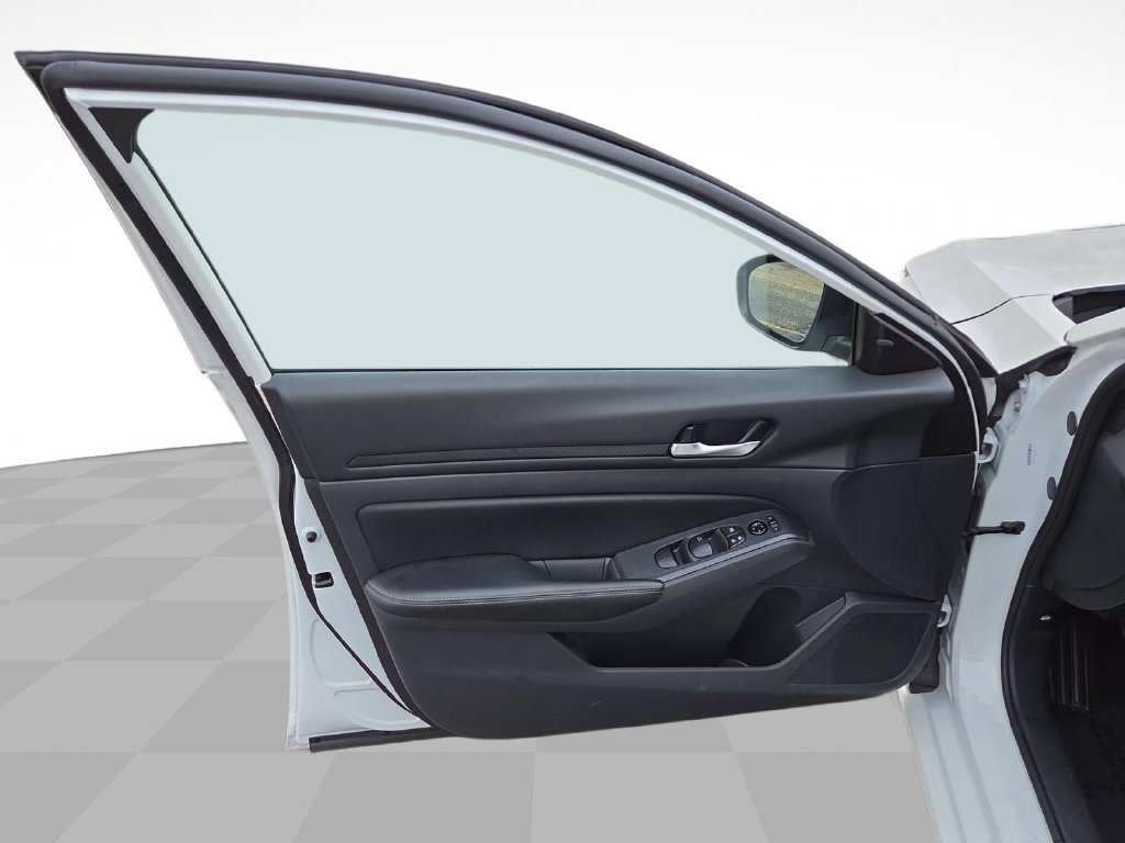 Used 2025 Nissan Altima 2.5 SV FWD image 12