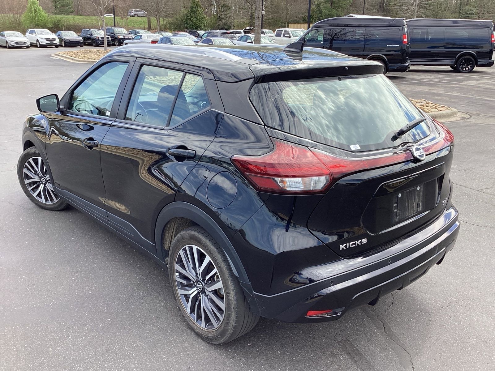 Used 2021 Nissan Kicks SV image 2