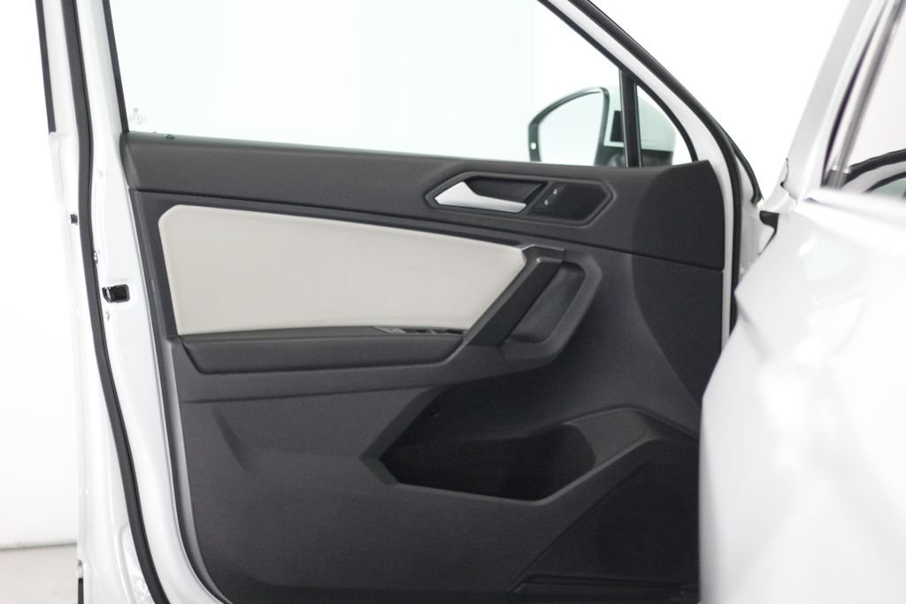 Used 2021 Volkswagen Tiguan SE w/ Panoramic Sunroof Package AWD/4WD image 44