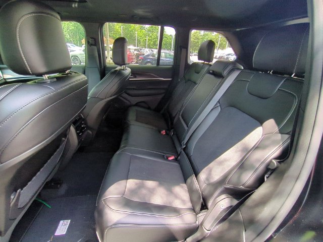 New 2026 Jeep Grand Cherokee Altitude RWD image 32