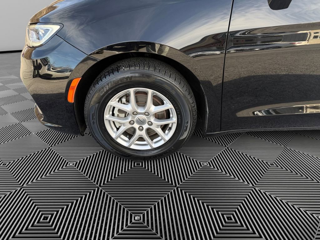 Used 2024 Chrysler Pacifica Touring-L image 9