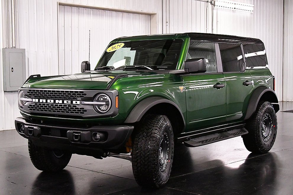 New 2025 Ford Bronco Badlands w/ Sasquatch Package AWD/4WD image 3