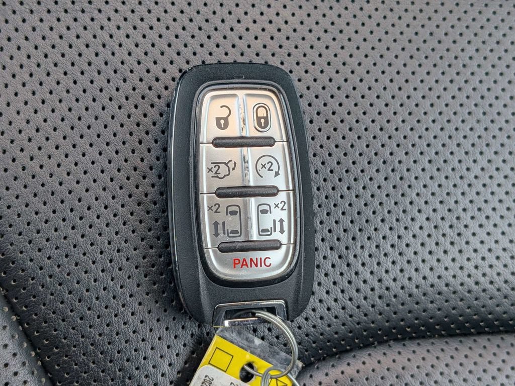Used 2025 Chrysler Pacifica Limited FWD image 32
