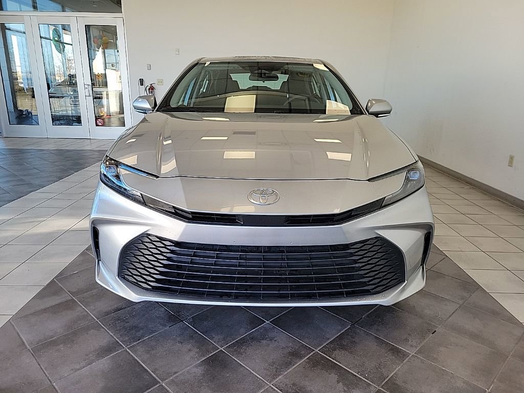 Used 2025 Toyota Camry LE image 3