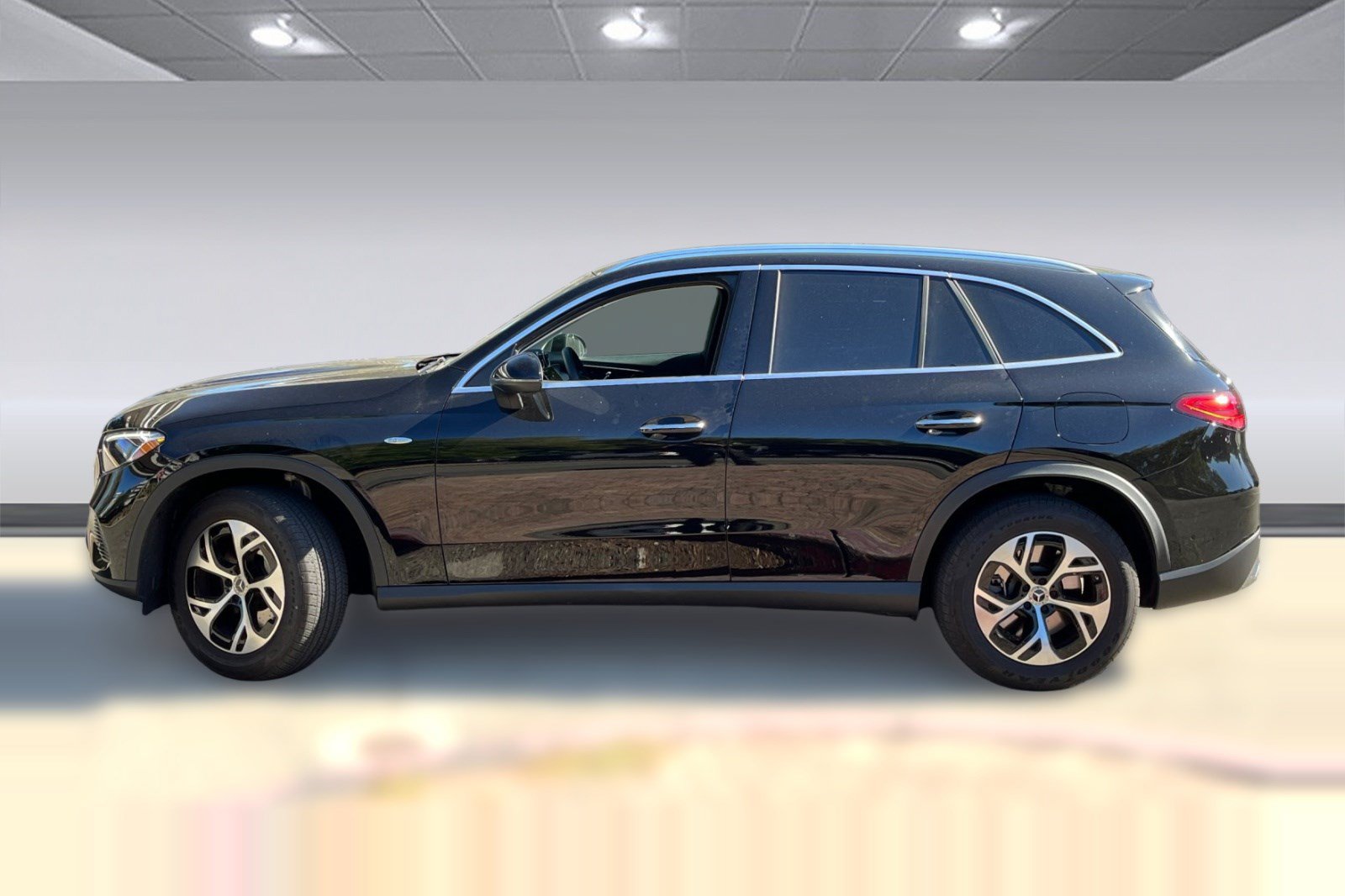 Used 2025 Mercedes-Benz GLC 350e 4MATIC image 2
