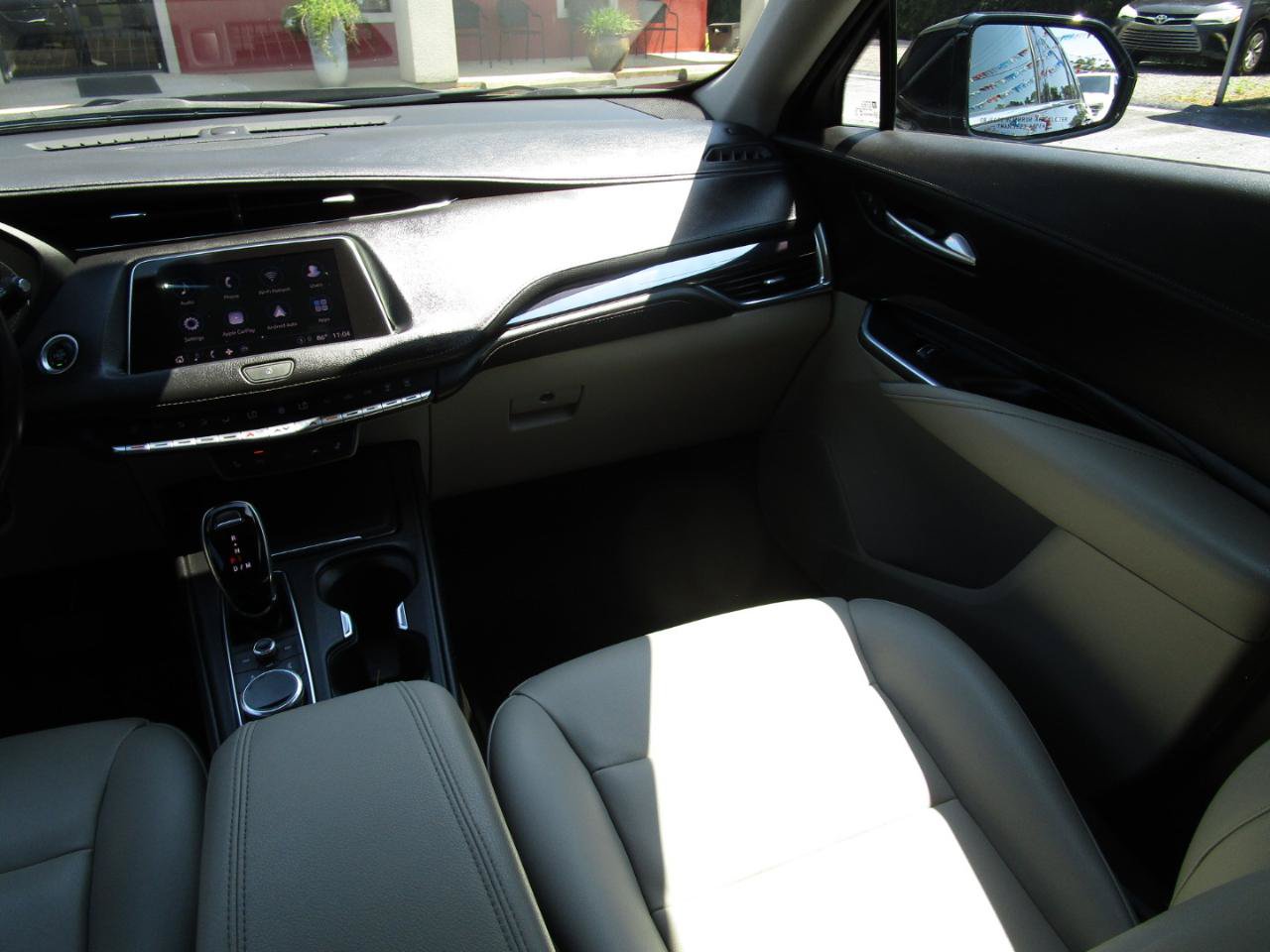 Used 2021 Cadillac XT4 Luxury w/ Cold Weather Package FWD image 9