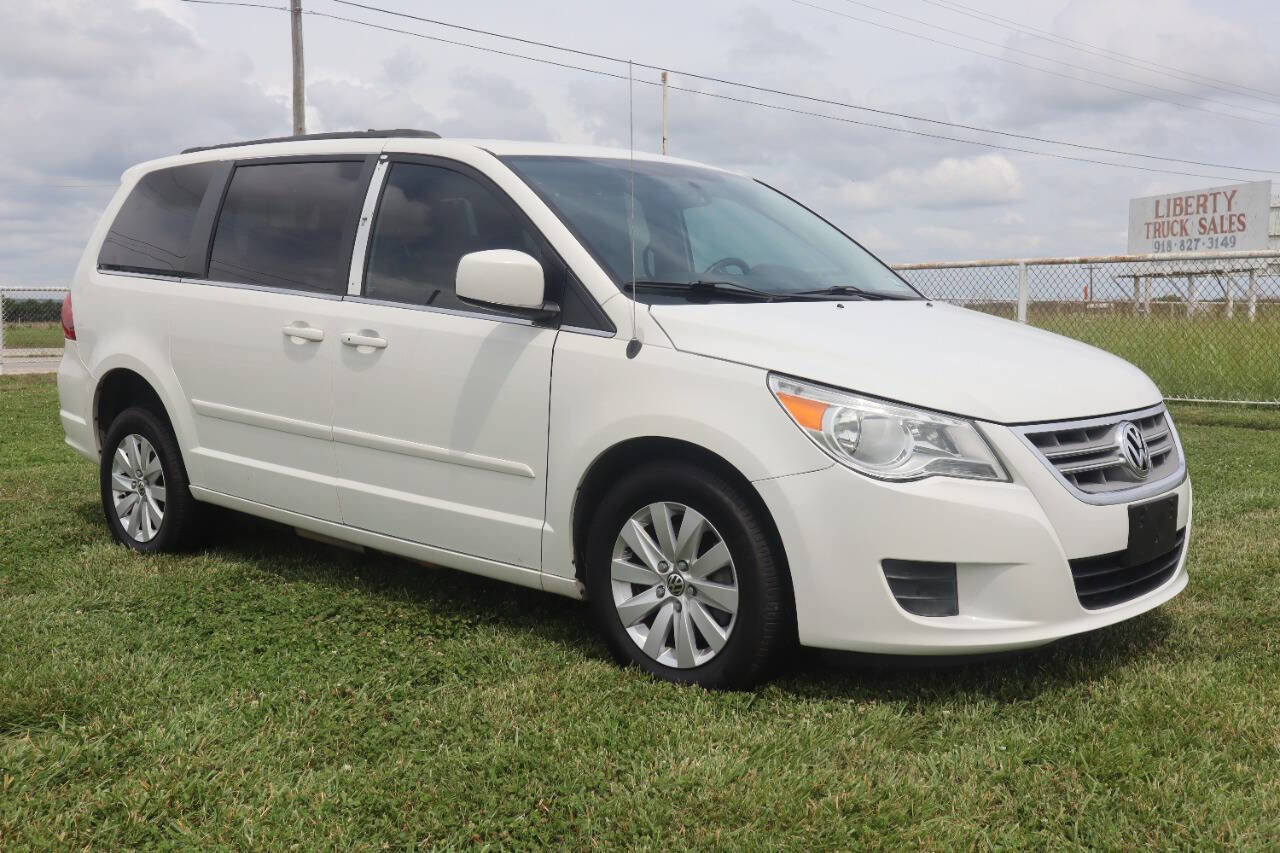 Used 2012 Volkswagen Routan SEL FWD image 3