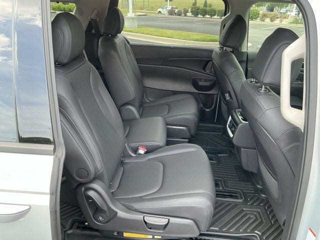 Used 2026 Kia Carnival SX w/ SX Dark Edition Package FWD image 19