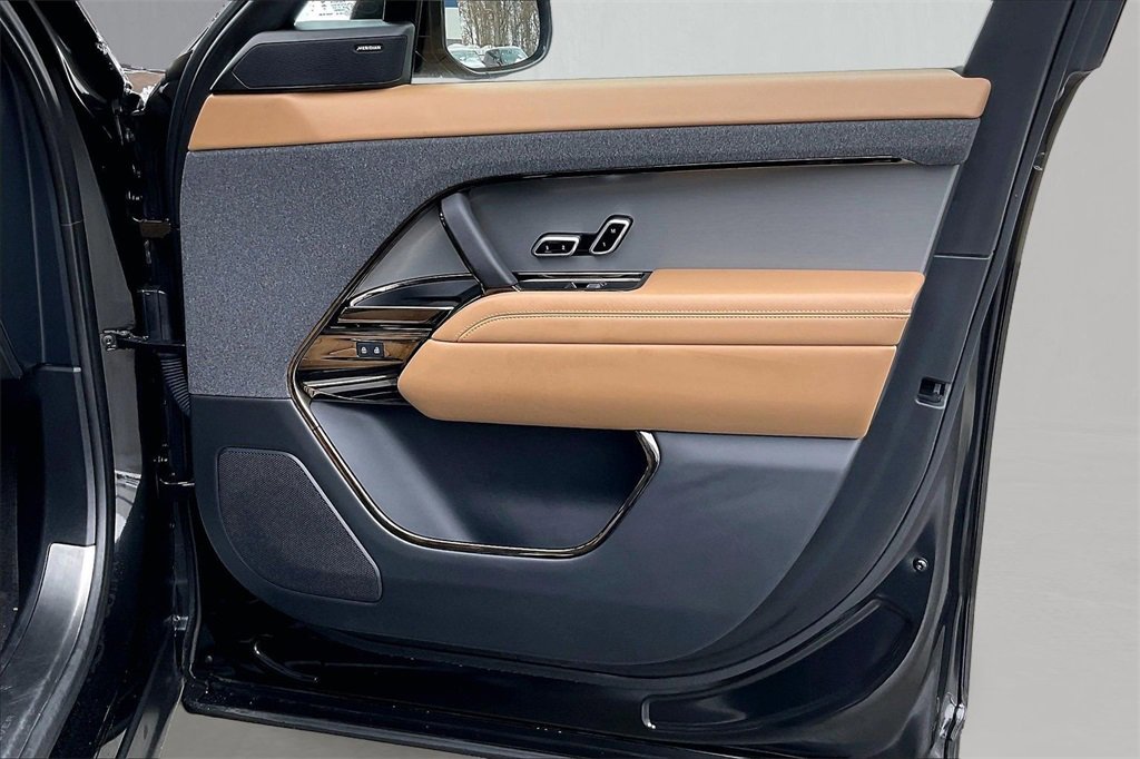 Used 2024 Land Rover Range Rover Sport SE image 28